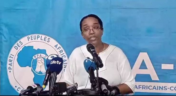 Maître Habiba TOURÉ dégoulinant de sueur et se ridiculisant par ailleurs sur la dénonciation de la liste provisoire de la commission électorale provisoire de la CÔTE D&#039;IVOIRE (CEI)