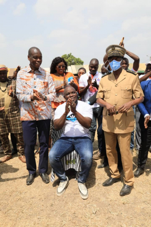 Le ministre Zorro bi Ballo Epiphane à KOUDOUGOU, à 8 kilomètres de BOUAFLE, la capitale de la MARAHOUE