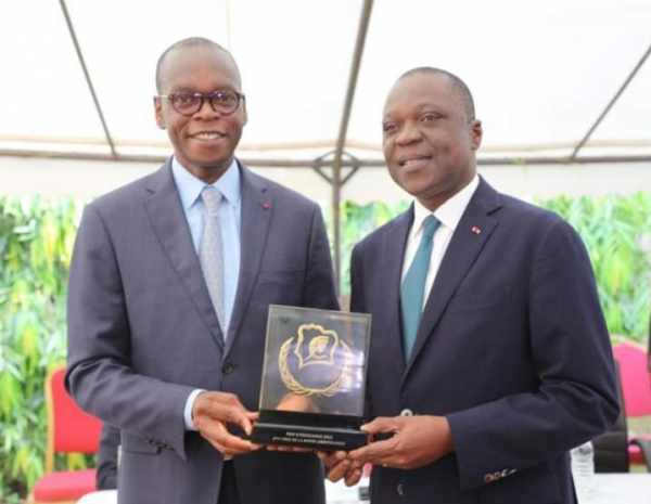 Classé 2e dans la catégorie “promotion de la bonne gouvernance” pour le prix national d’excellence 2022, le ministère des Transports reçoit son prix.
