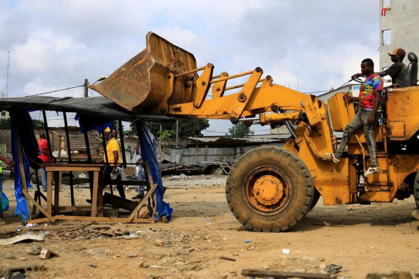 LA MOBILITÉ URBAINE DU GRAND ABIDJAN (AMUGA) EN PARTENARIAT AVEC LE MINISTÈRE DE LA SALUBRITÉ A PROCÉDÉ CE VENDREDI, À L&#039;OPÉRATION DE LIBÉRATION DES EMPRISES DE LA VOIE EXPRESS DU 1ER PONT DE YOPOUGON Abidjan