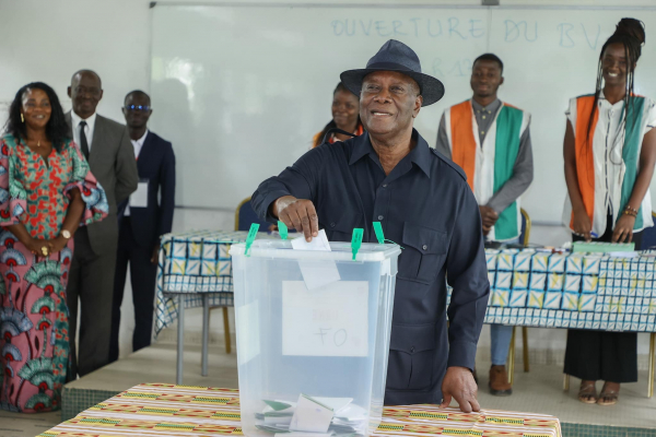 En Côte d’Ivoire, le parti au pouvoir largement victorieux des élections locales Le président ivoirien, Alassane Ouattara, vote lors des élections municipales et régionales, à  Abidjan