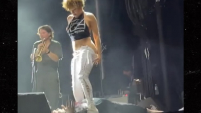 LA CHANTEUSE SOPHIA URISTA URINE SUR UN DE SES FANS EN PLEIN CONCERT ET CRÉE LA POLÉMIQUE